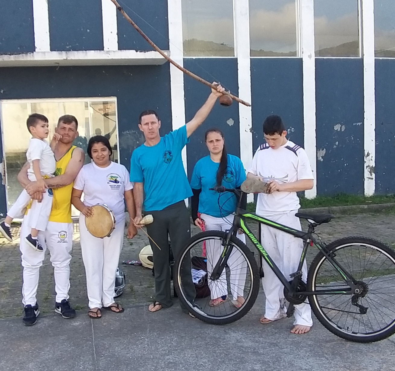 Berimbau, Suor e Coração: A Jornada de Superação do Mestre Vermelho