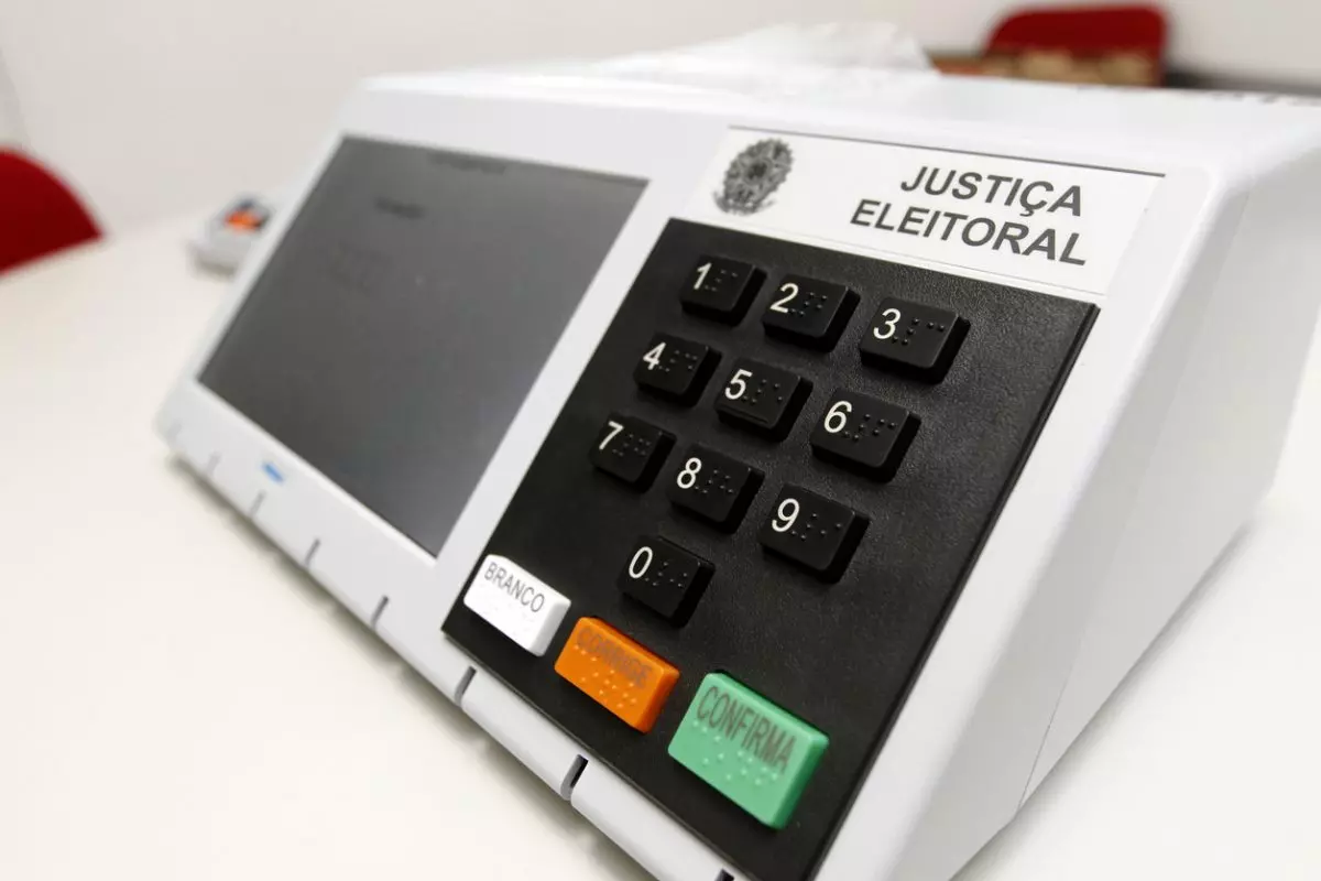 Eleições mudam formato e eleitor verá 6 fotos na urna eletrônica ao registrar os dois votos para senador