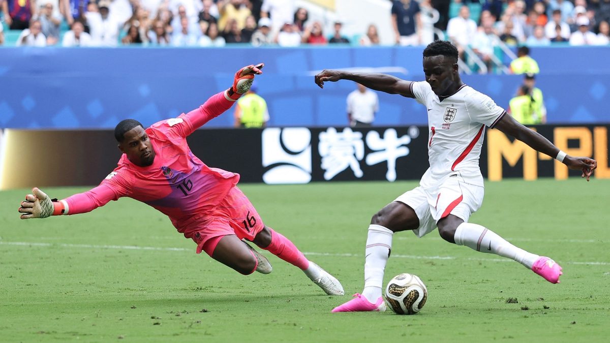 Copa do Mundo: Inglaterra ‘atropela’ França no primeiro tempo e Saka faz ‘gol de pelada’; assista