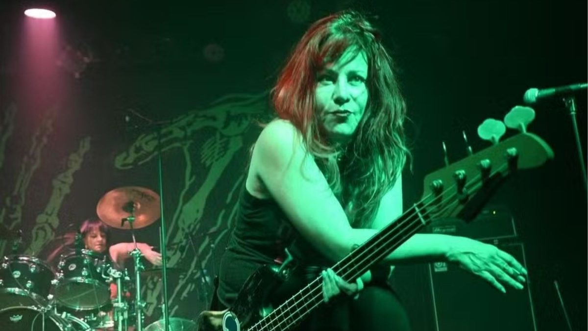 Baixista da banda L7, Jennifer Finch morre aos 59 anos após luta contra tumor no cérebro