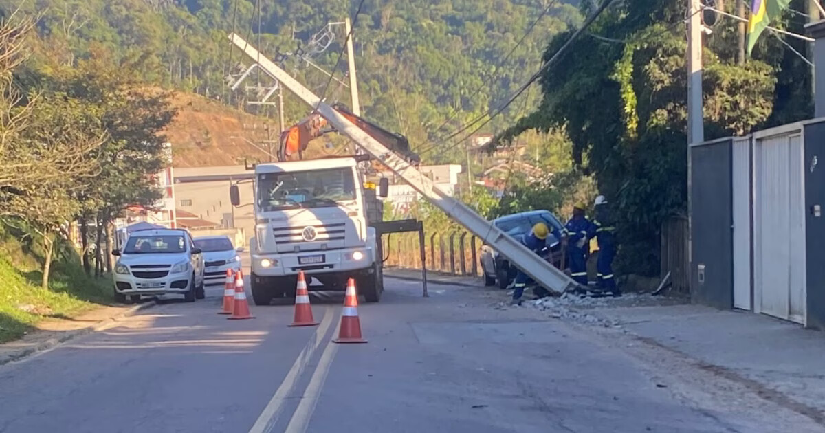 Carro bate em poste e danifica estrutura no Limeira Baixa, em Brusque