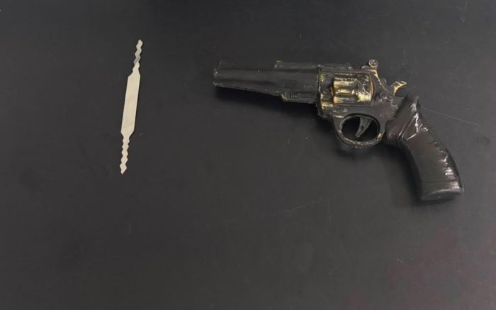 Adolescentes são flagrados com arma fake no Santa Regina