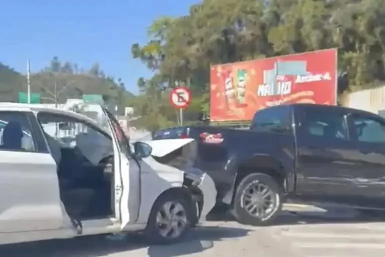 Colisão entre carro e caminhonete deixa passageira ferida no Maluche