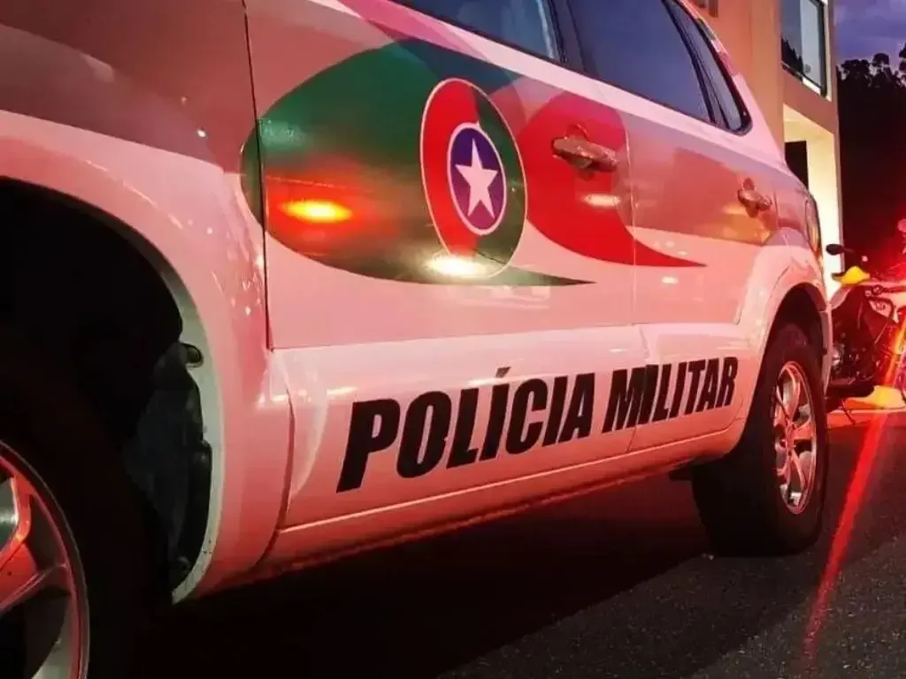 Dupla é presa com crack, dinheiro e materiais furtados