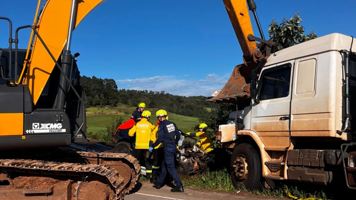 Duas pessoas morrem após carro ficar preso embaixo de caminhão em grave acidente na BR-163 em SC