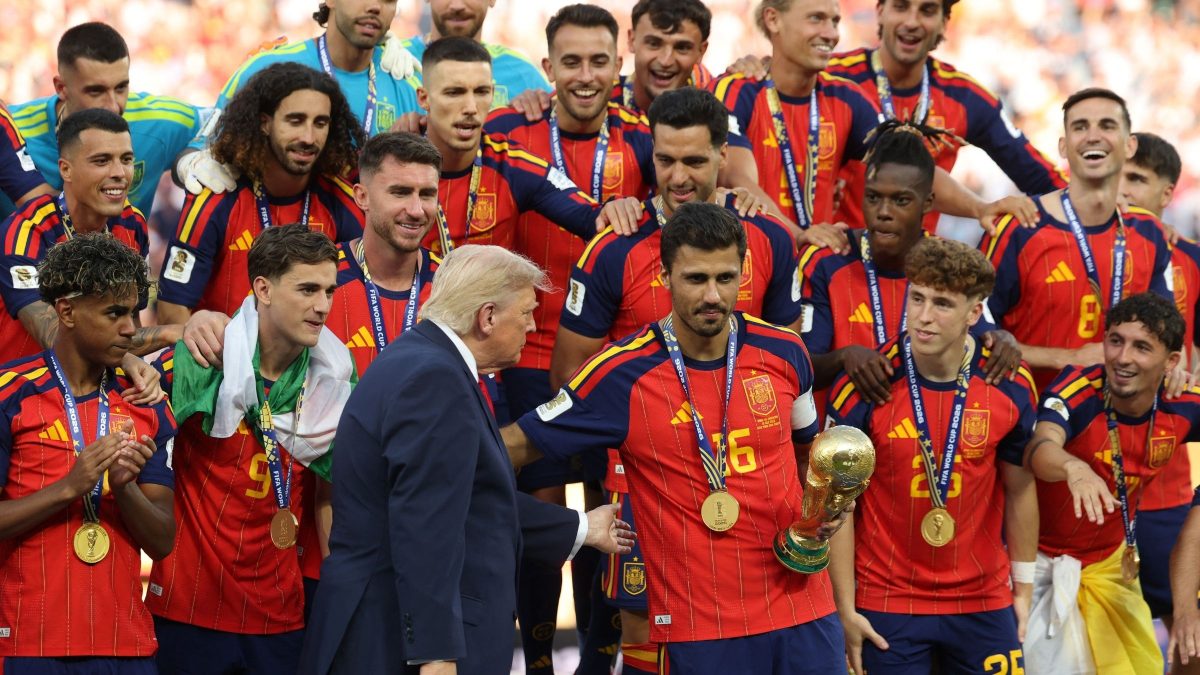 Constrangimento? Trump entrega troféu da Copa e permanece no palco em consagração da Espanha; assista