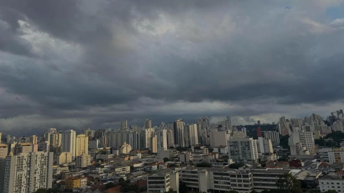 Após dias de calor no inverno, frente fria muda o tempo em SC com chuva intensa e risco de alagamentos