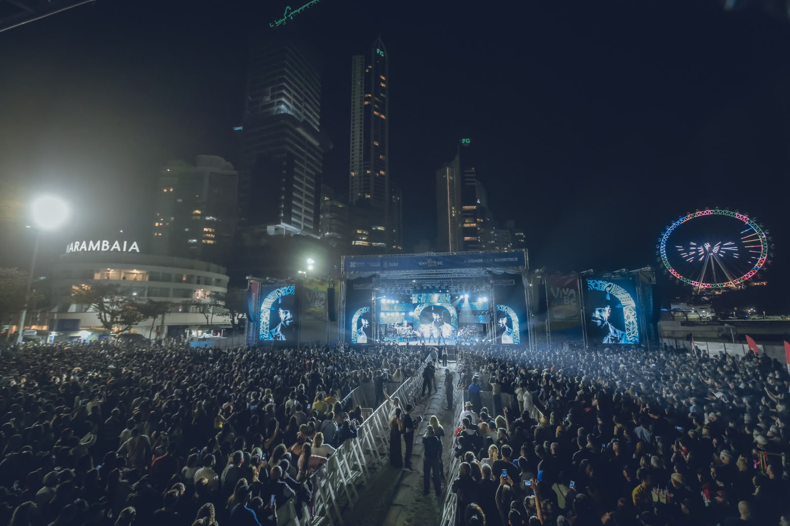 Show nacional de Alexandre Pires movimenta público nas areias da Praia Central
