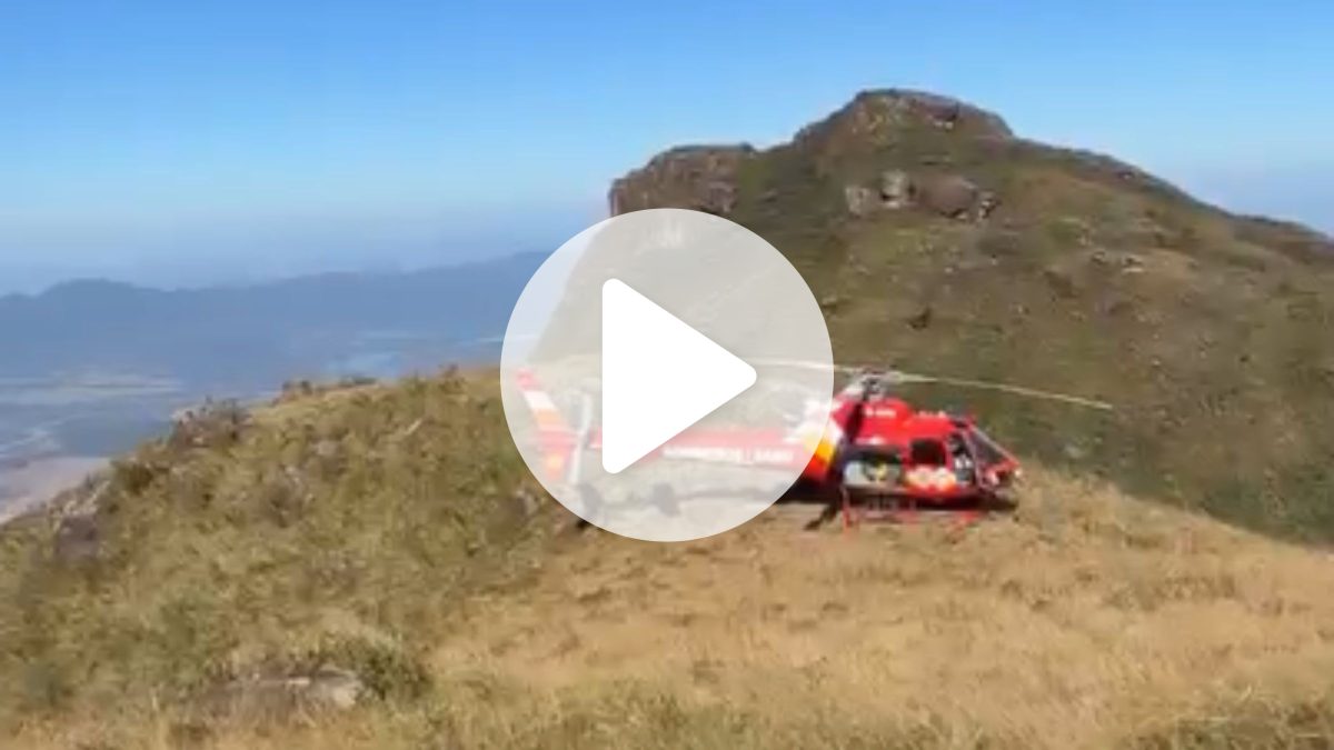 Adolescente de 17 anos sofre lesão ao cair de montanha e é resgatado de helicóptero em SC