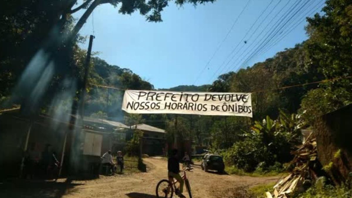 Após corte nos horários de ônibus, crianças caminham até 2 km e moradores protestam em Blumenau: ‘É um absurdo’