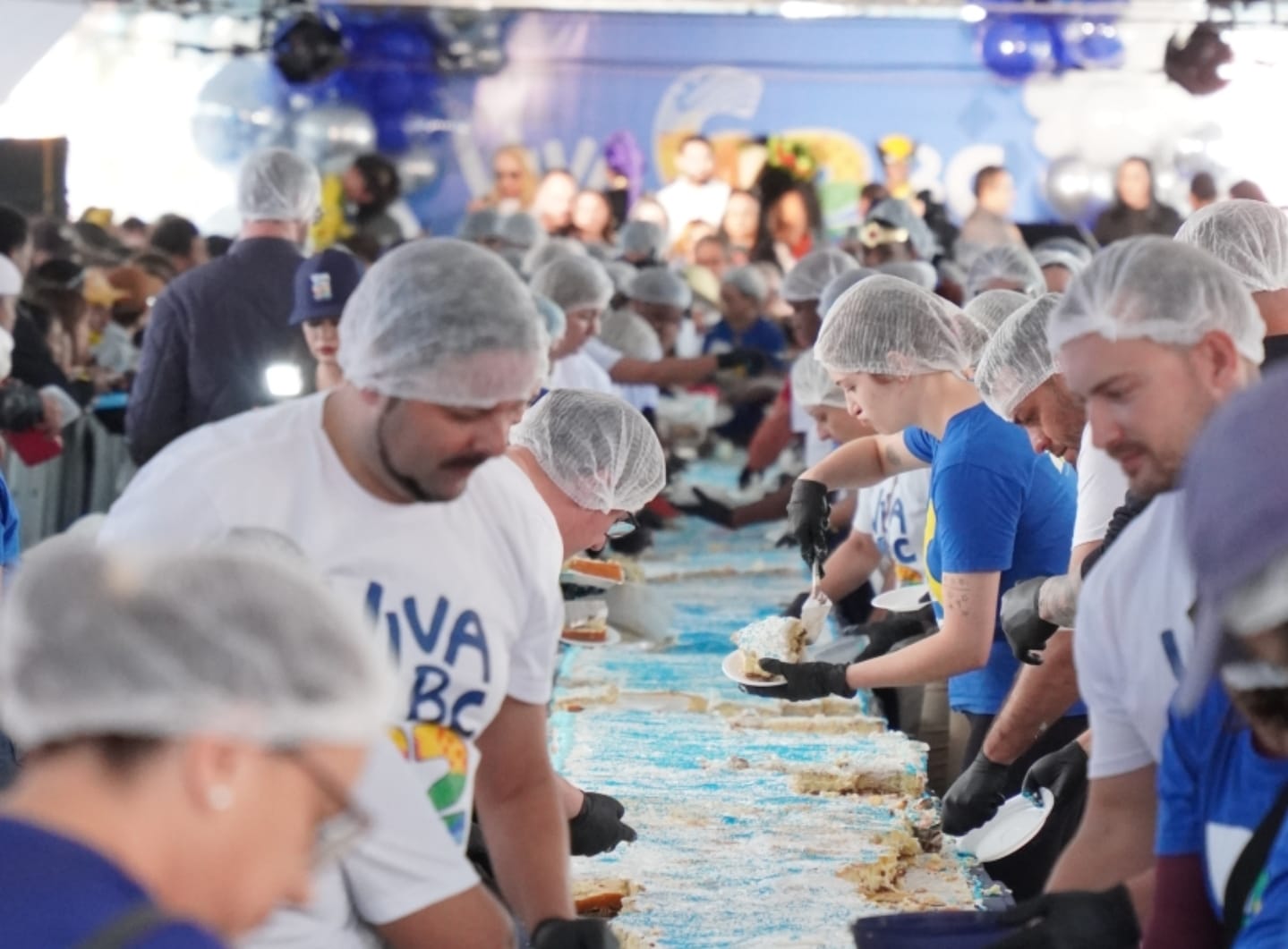 Balneário Camboriú celebra 62 anos com tradicional corte dos bolos de aniversário