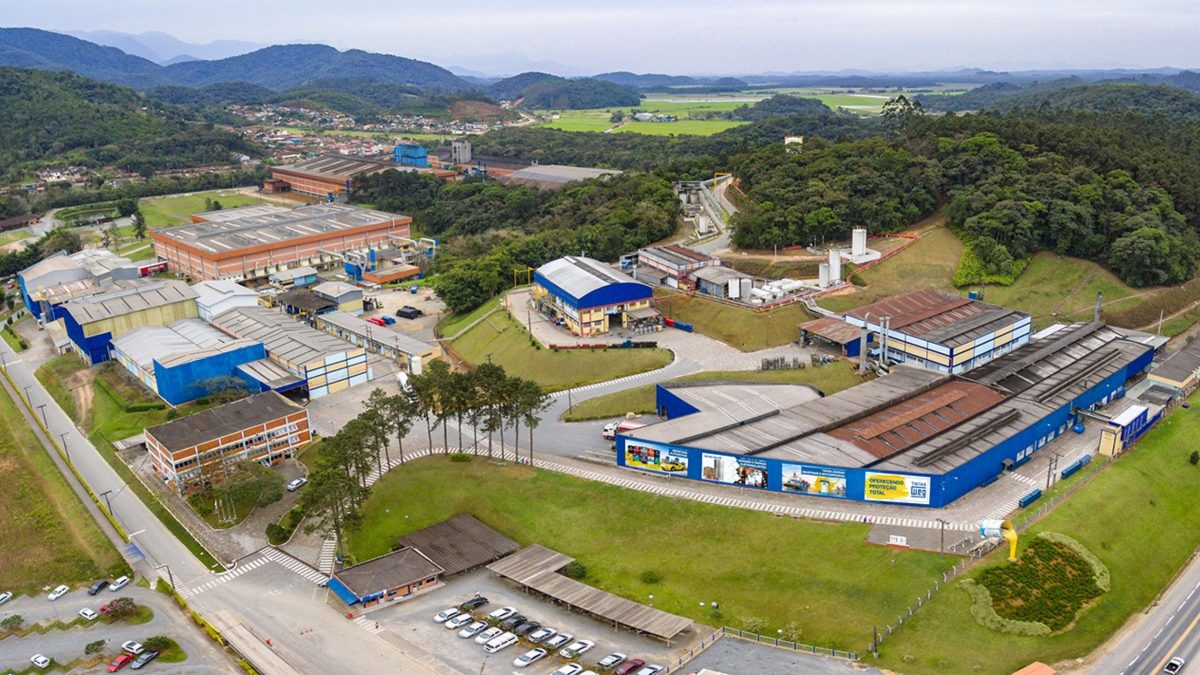 WEG abre vagas e cria linha exclusiva de transporte para contratar trabalhadores de cidade vizinha em SC
