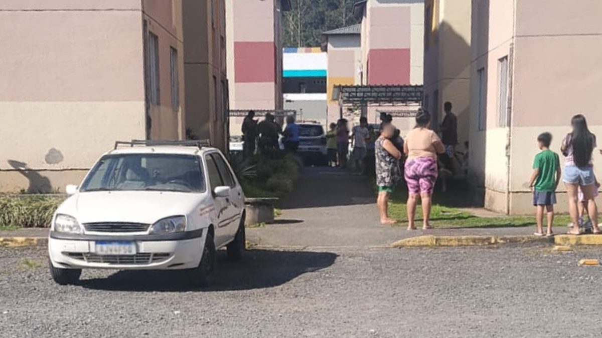 Moradores sentem forte odor e mulher é encontrada morta em apartamento em Joinville