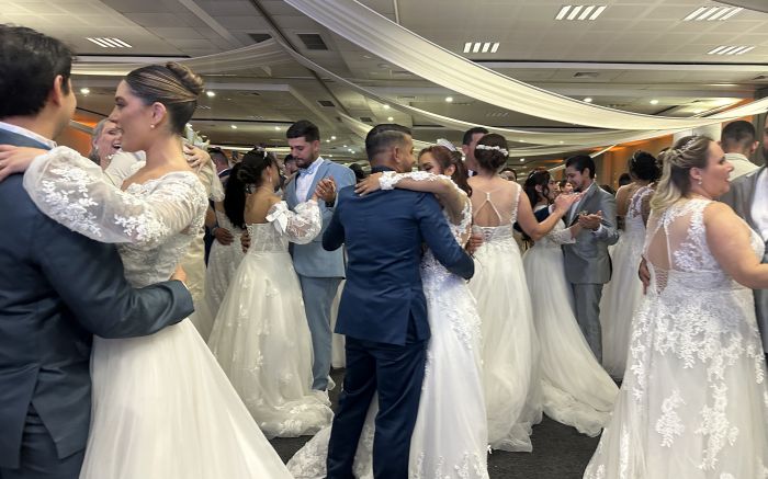 Emocionados, 62 casais trocam alianças em BC; veja as imagens