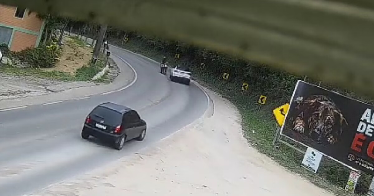 VÍDEO - Motociclista perde controle em curva, colide em carro e causa segundo acidente em SC