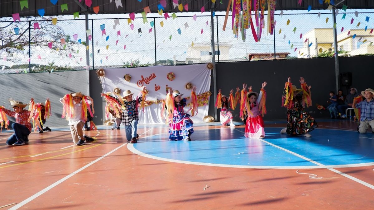 Como uma festa escolar promove o desenvolvimento de habilidades socioemocionais?