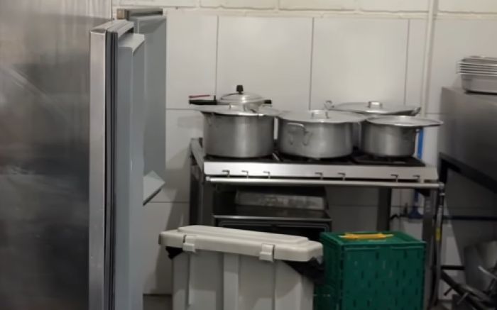 Panela de pressão explode e fere cozinheira de escola