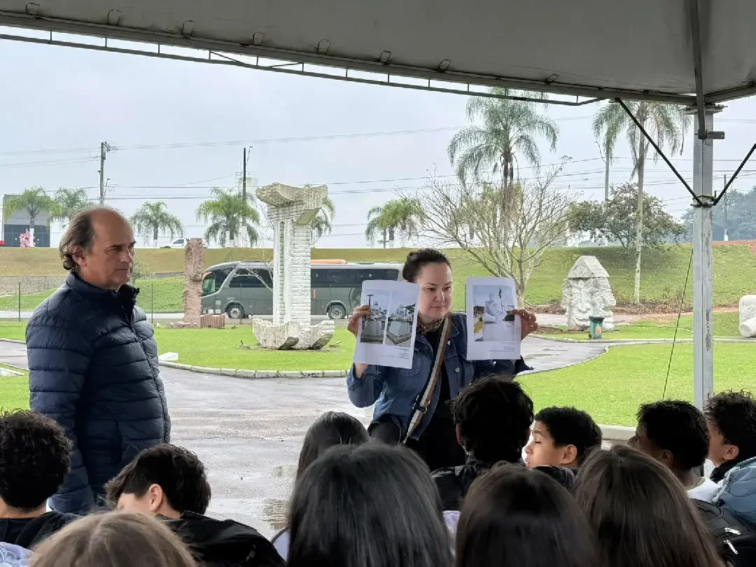 Escultor Karl Theichmann compartilha história de obra em visita especial a museu
