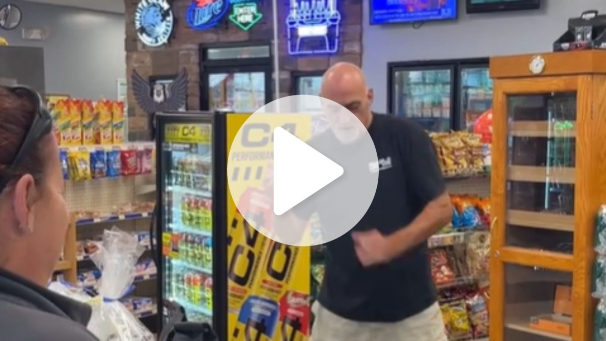 Posto de gasolina oferece 20% de desconto para clientes que dançam no caixa, e homem que ia apenas comprar café faz um movimento de dança que chama atenção e diverte milhares de pessoas na internet