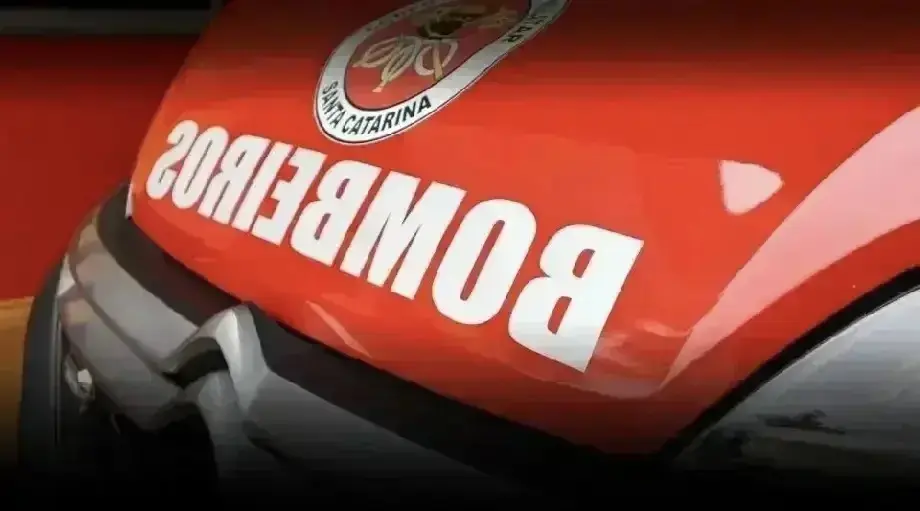 Motociclista sofre suspeita de fratura após acidente no Maluche