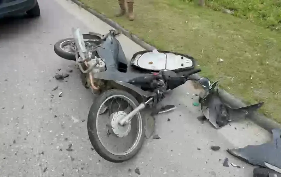 Acidente entre carro e moto deixa dois homens feridos no Limeira Baixa