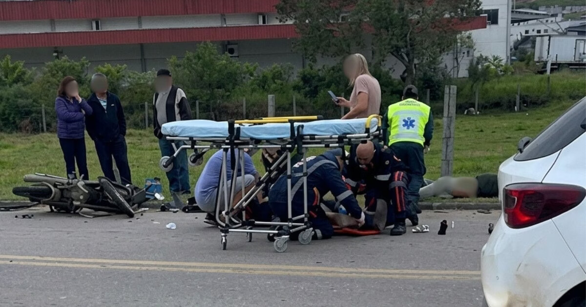 Ocupantes de moto ficam feridos em acidente em Brusque; motorista de carro envolvido foge, mas placa fica no local
