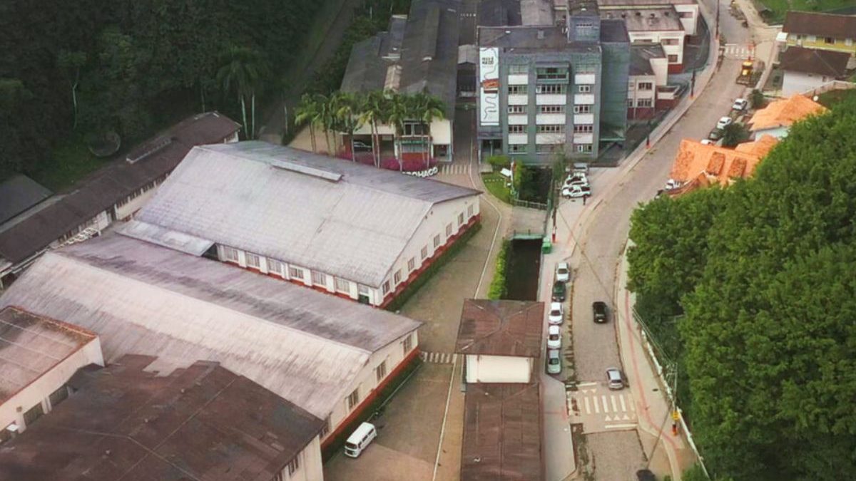 Gigante das etiquetas abre 50 vagas de emprego em SC