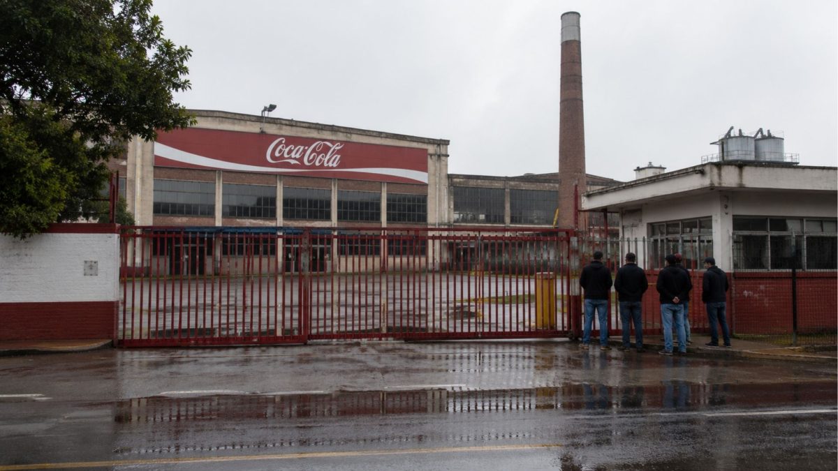 Coca-Cola fecha fábricas, demite mais de 900 funcionários e anuncia mudanças na produção de bebidas no mundo