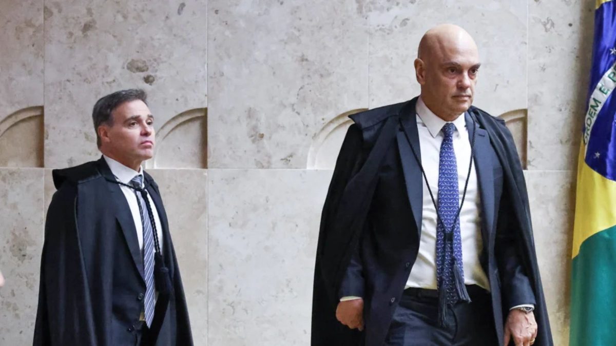 Moraes usa inquérito das Fake News para acusar André Mendonça de irregularidades na investigação contra Vorcaro; relatório foi enviado a Fachin