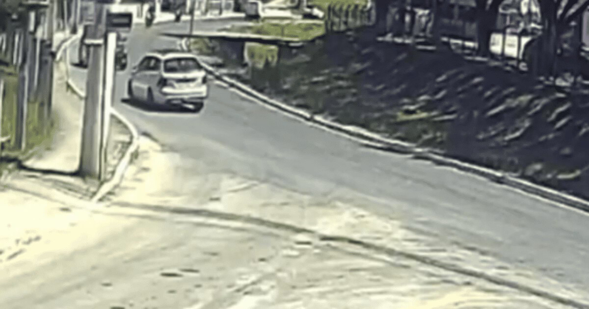 VÍDEO - Carro se perde em curva, invade contramão e atinge veículo em Brusque