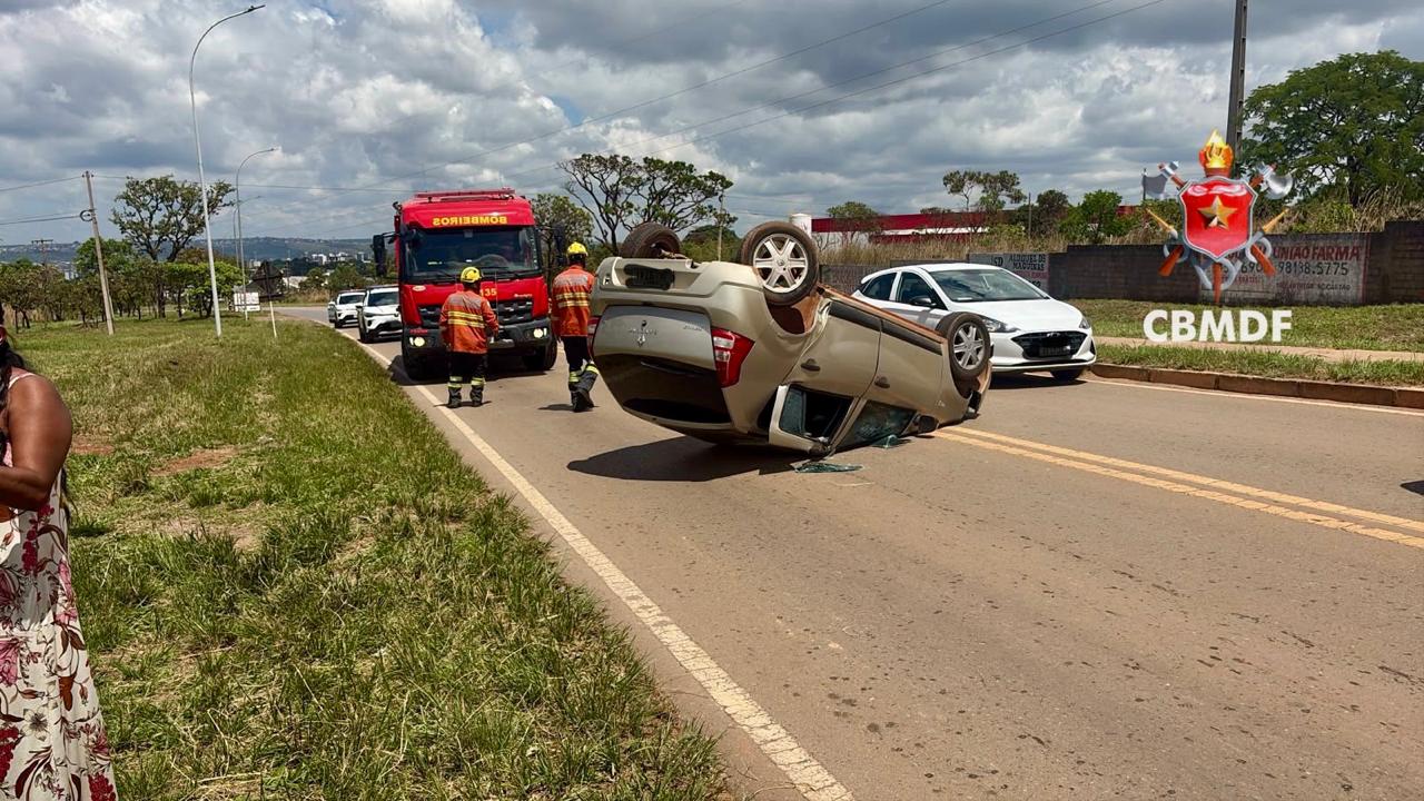 Acidente entre dois carros termina em capotamento em Sobradinho
