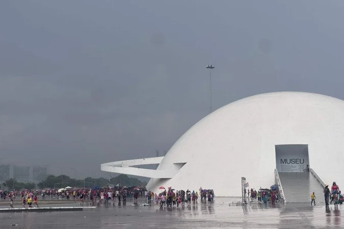 Chuva forte pega apoiadores de Lula após ato até o Congresso