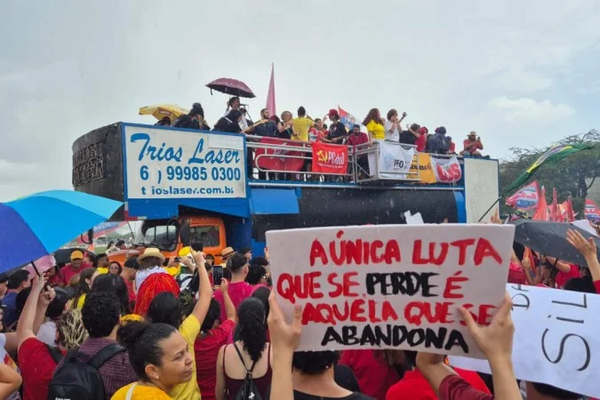 Alexandre Carlo, do Natiruts, canta para apoiadores de Lula em Brasília