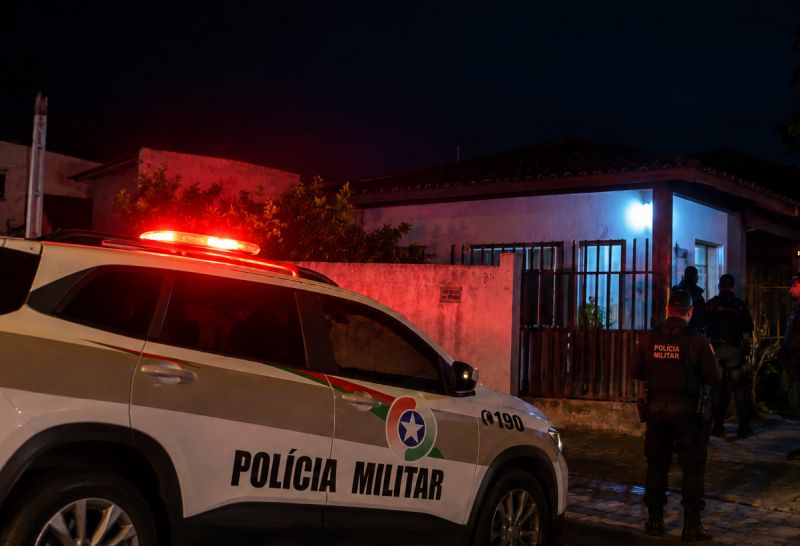 Homem é morto a facadas dentro de casa em Piçarras