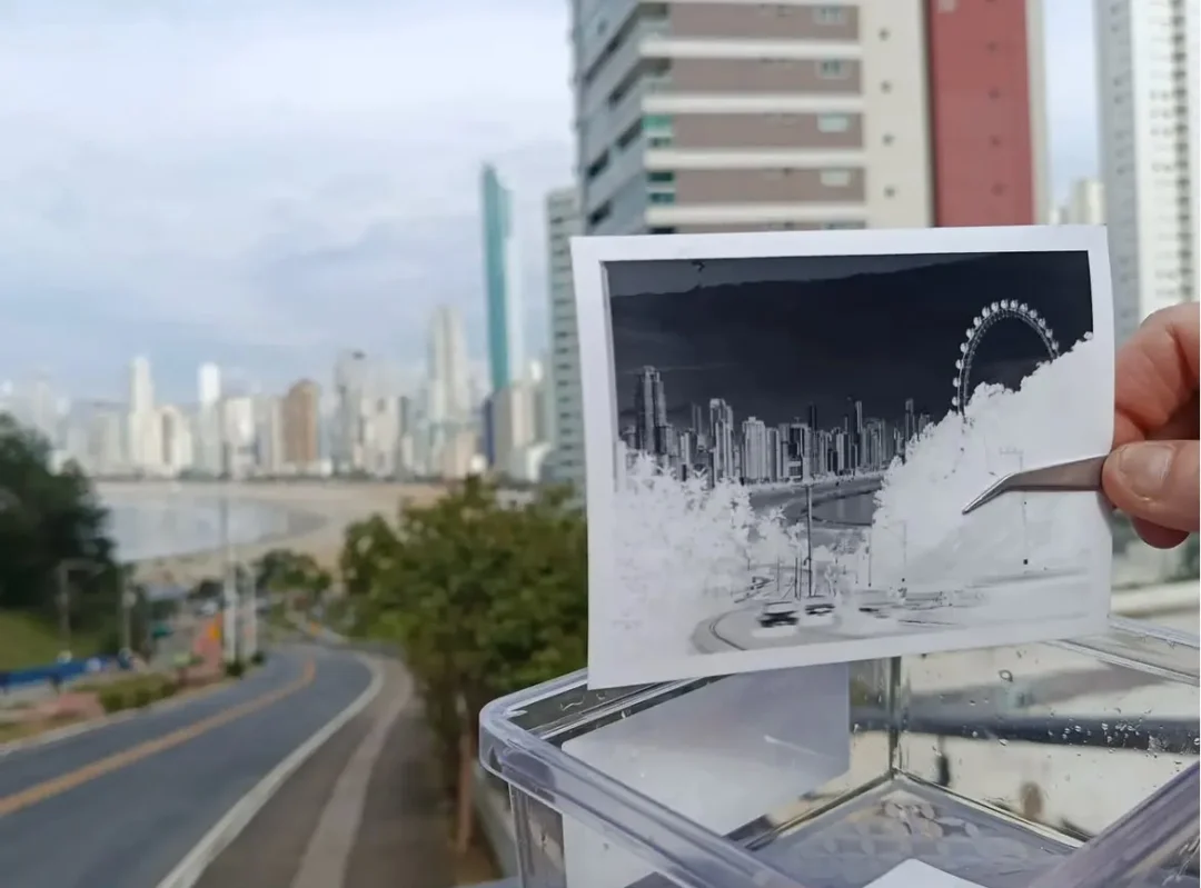 Exposição reúne 50 fotografias analógicas sobre paisagens e memórias de Balneário Camboriú