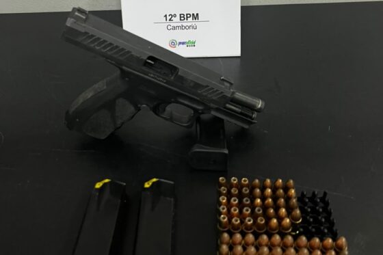 Homem agride esposa e enteada e ameaça uma delas de morte com pistola em Camboriú