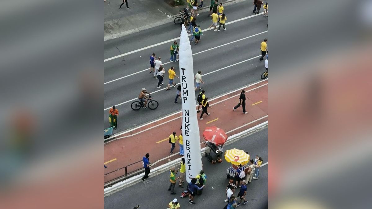 Manifestantes exibem míssil com pedido para Trump bombardear o Brasil em ato de Flávio na Paulista