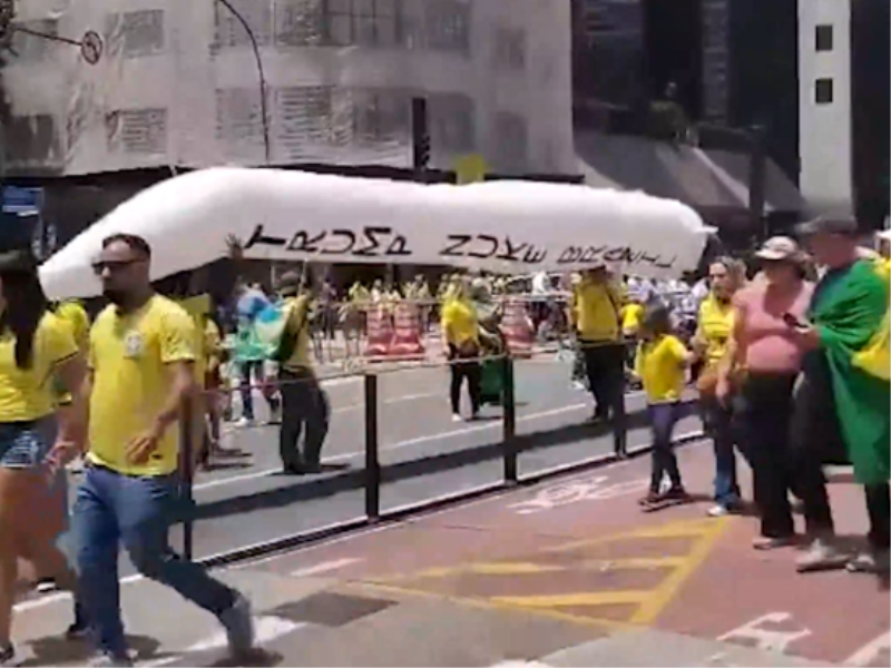 Apoiadores levam réplica de míssil com recado a Trump em ato de Flávio