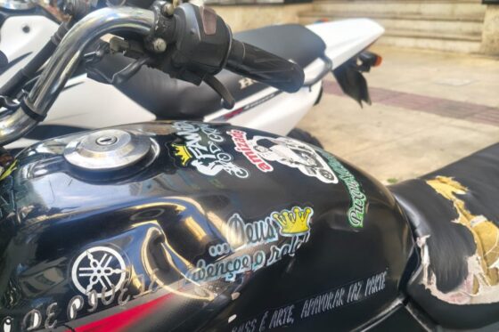 Motociclista com 66 infrações por sinal vermelho é abordado e perde moto em BC