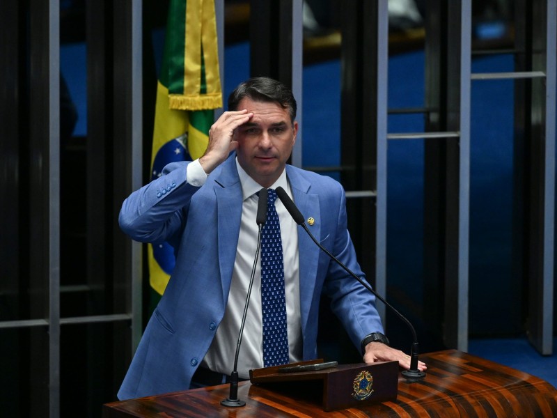 Flávio é alvo de inquérito na PF por suspeita de lavagem de dinheiro