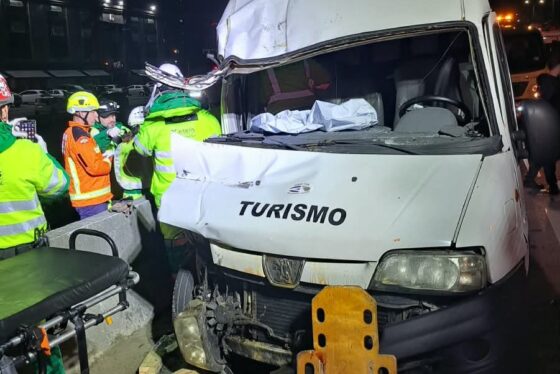 Van com passageiros que voltavam da Oktoberfest bate em caminhão e deixa feridos em Itapema