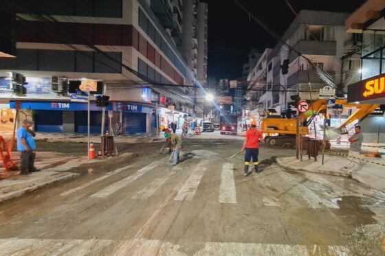 Repavimentação deixa Avenida Brasil em meia pista na altura da Rua 1400 nesta segunda