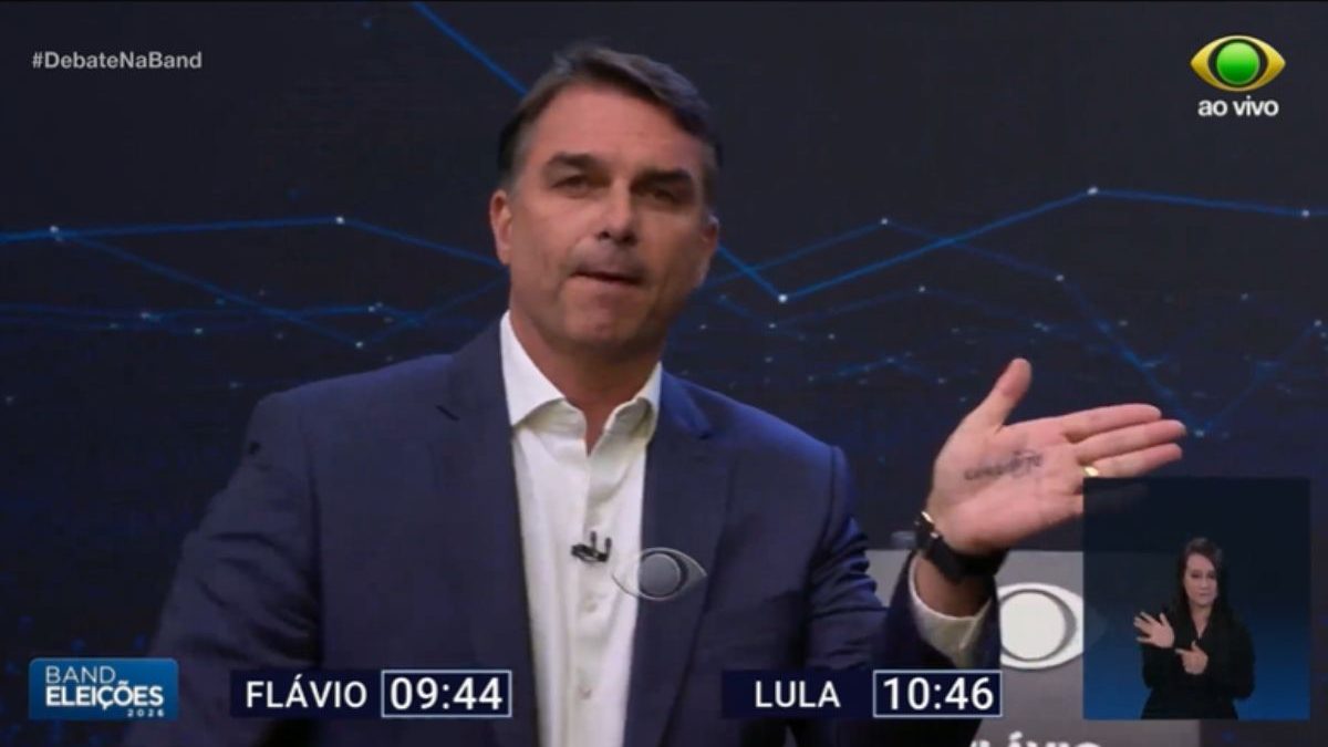 Flávio promete comprar dívidas de brasileiros e suspender cobranças por seis meses