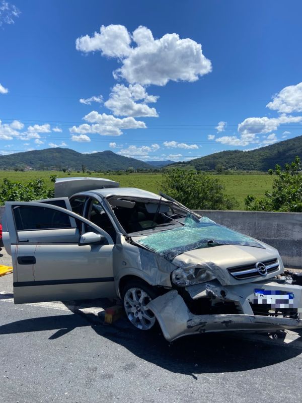 Carro capota e bate em mureta de ponte na BR 470