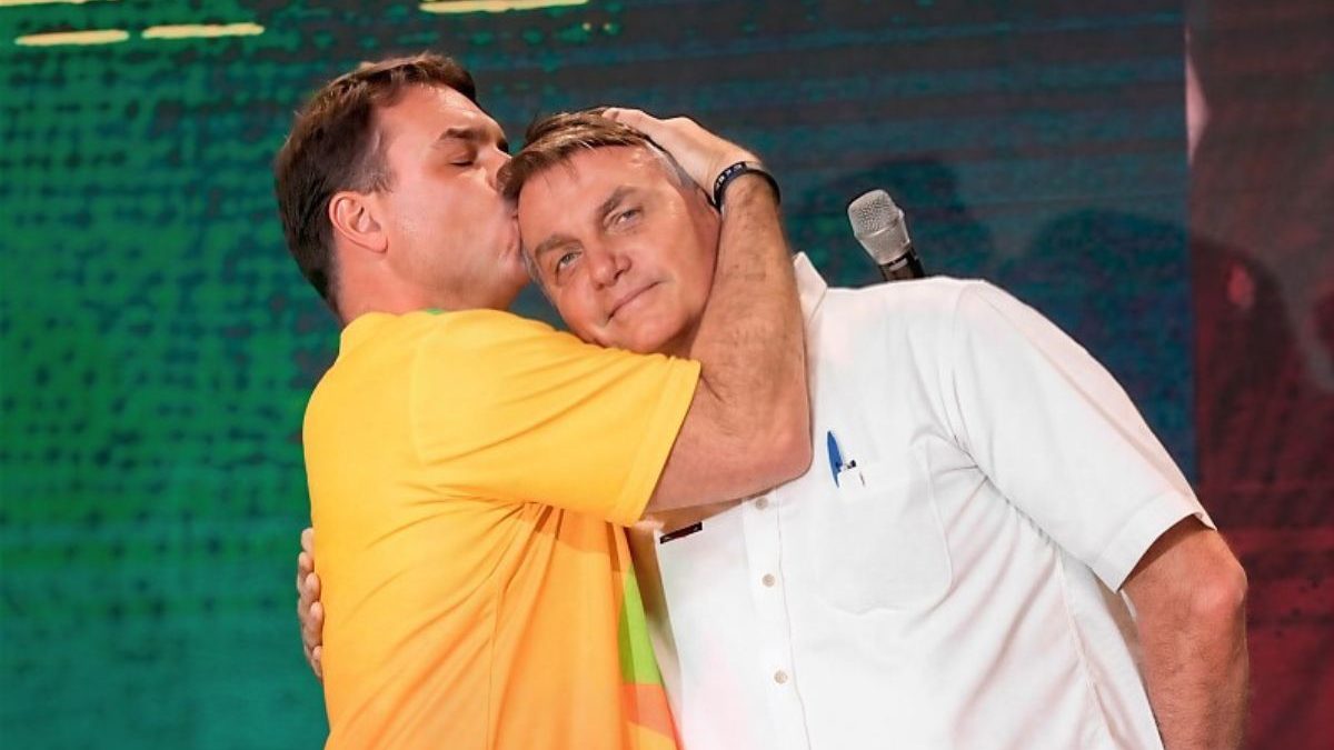 Defesa de Jair Bolsonaro cobra liberação para visitas de Flávio após decisão de Moraes