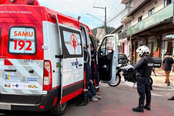 Carro cruza ciclofaixa e colide com autopropelido na Vila Real