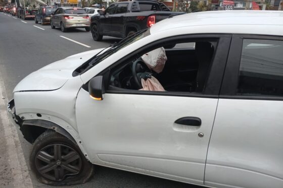 Motorista bate carro no monumento do Rotary e abandona veículo em BC