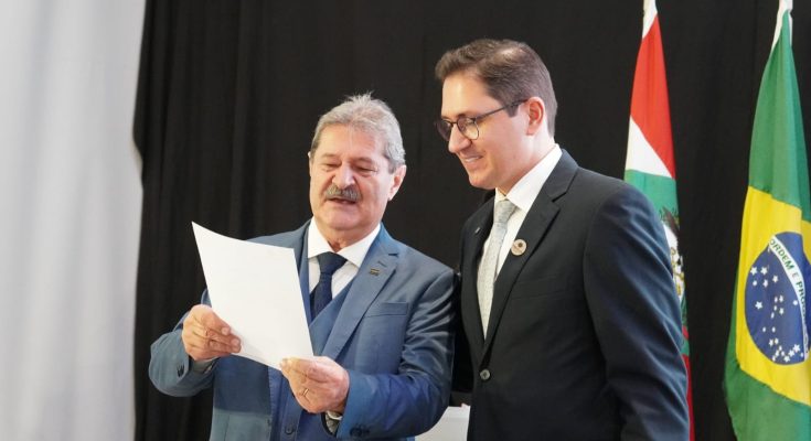 João Paulo Parker Silva assume Sinduscon de Balneário Camboriú em cerimônia com presença do governador