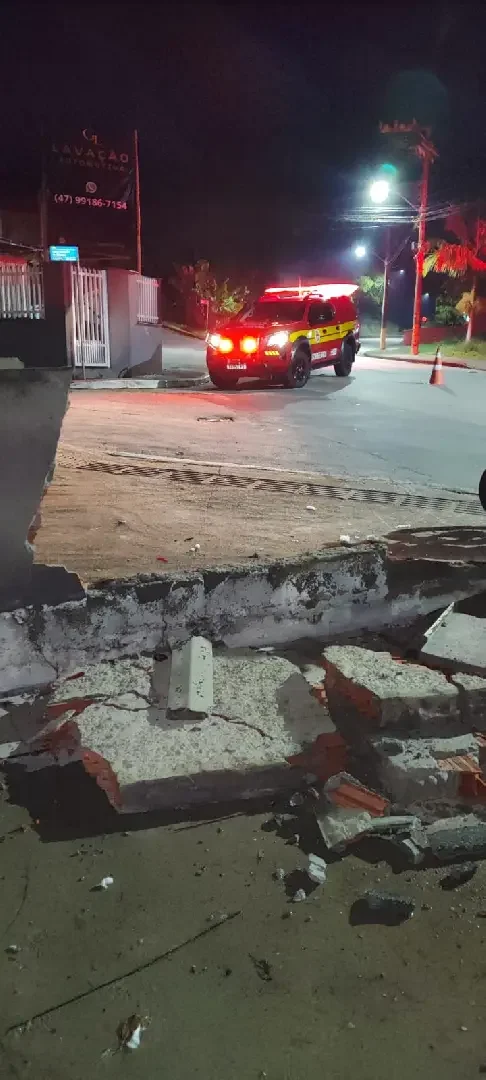 Jovem fica gravemente ferido após moto bater contra muro em Gaspar