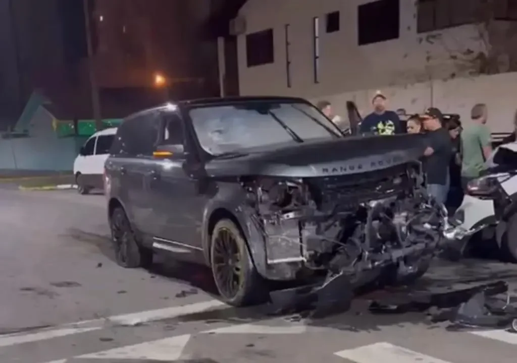 Carro desgovernado atinge veículos e causa série de colisões
